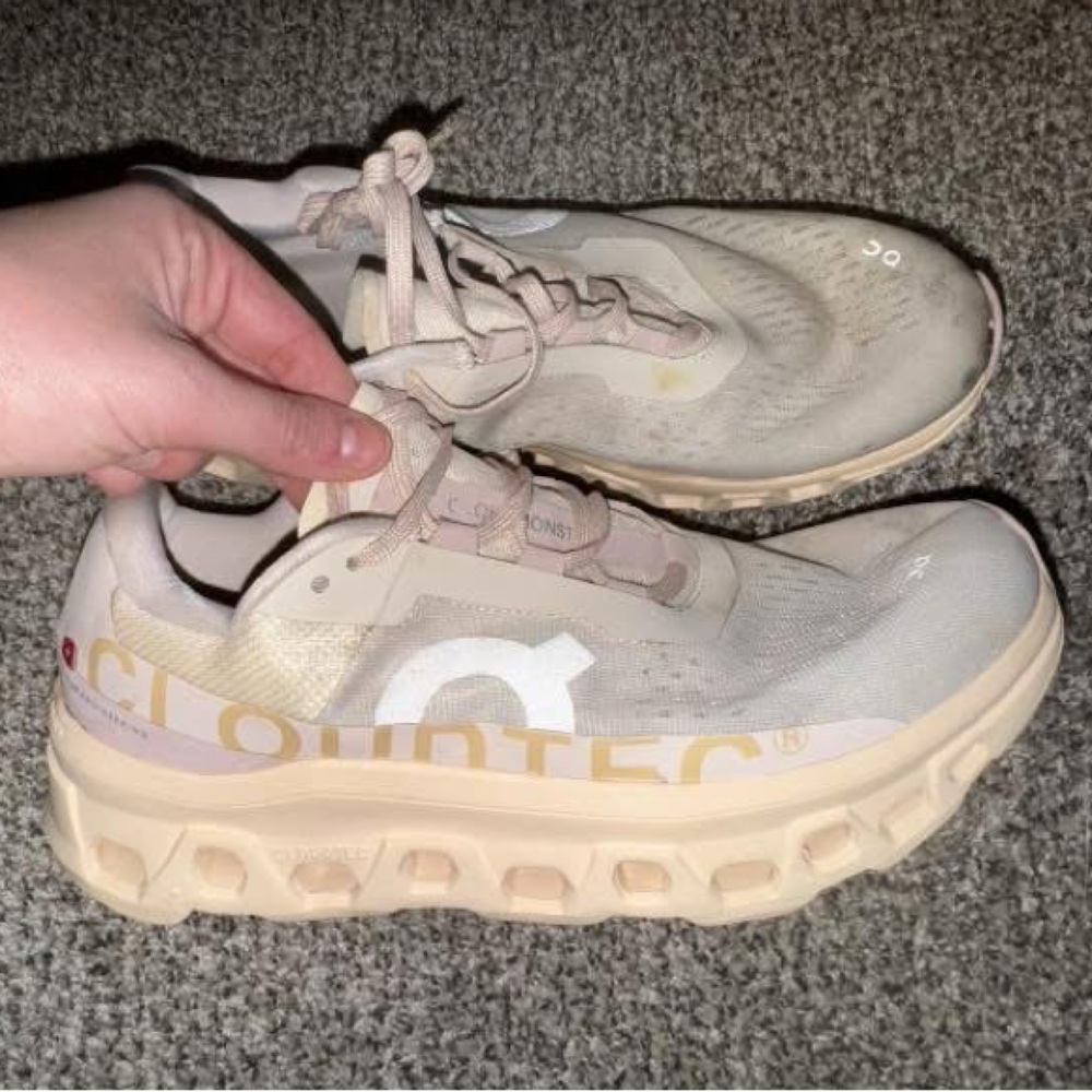 On Running Women's light pink and White Sneakers